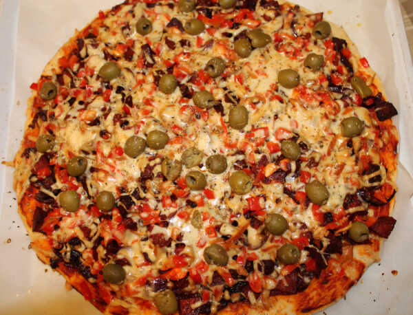 Pizza z oscypkiem, karmelizowaną cebulą i chorizo