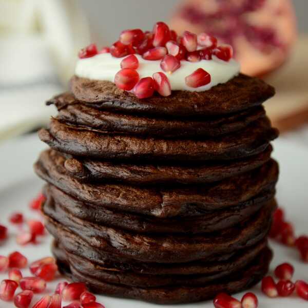 Wieża z puszystych czekoladowych pancakes - na śniadanie idealne