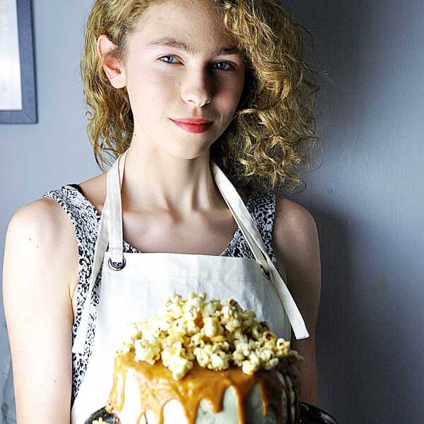 Urodziny i tort czekoladowy z karmelowym popcornem