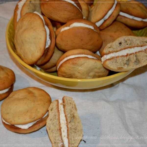 Bananas whoopie pies