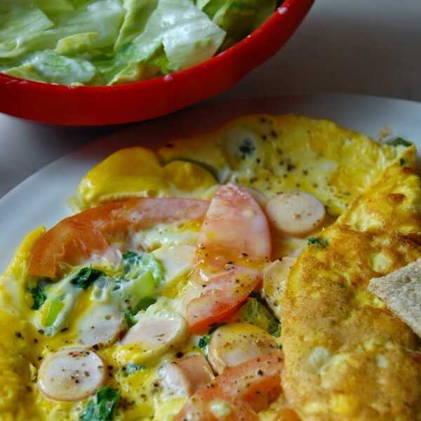 śniadaniowy kolorowy omlet 