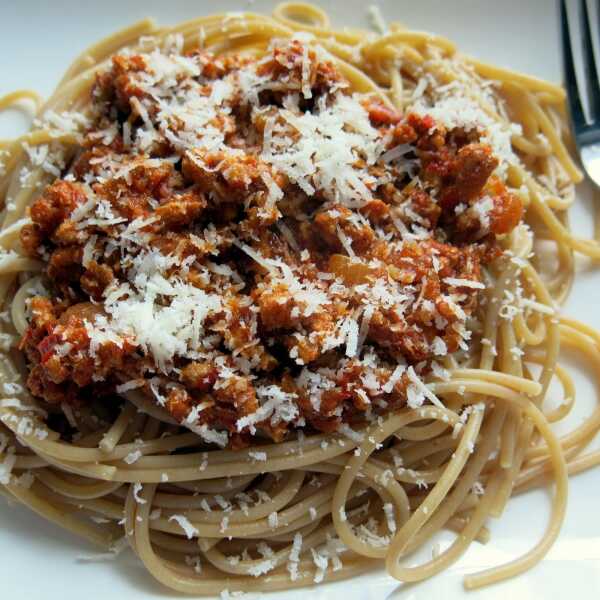 Spaghetti z ajvarem, figami i kozim serem