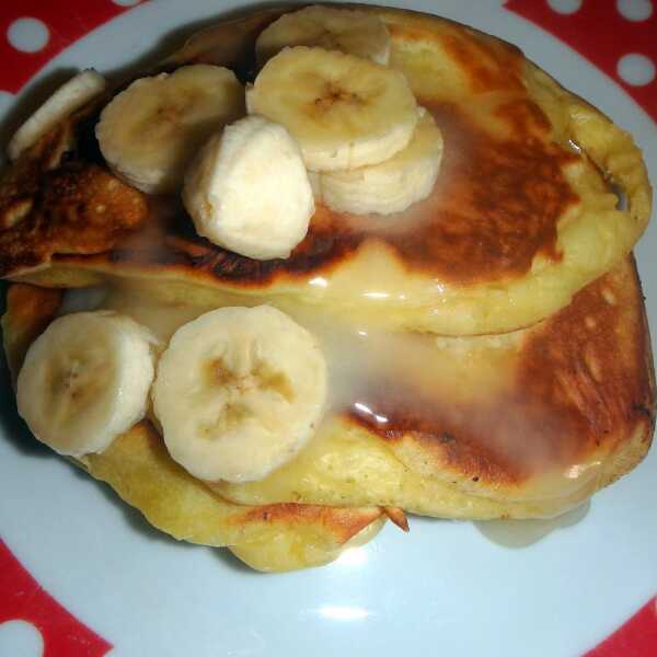 Pancakes z miodem i bananami
