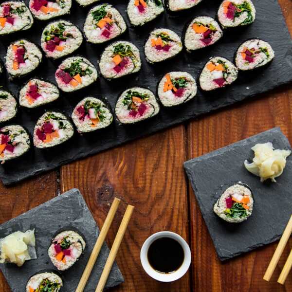 Zimowe maki sushi z ryżem z kalafiora i słonecznika