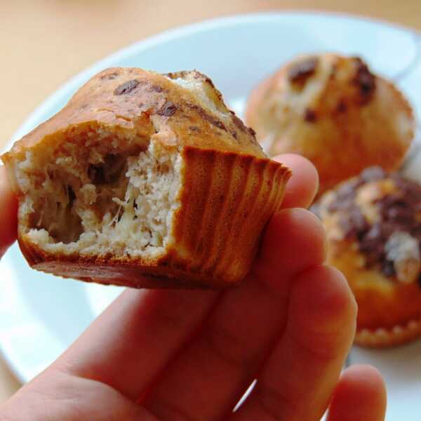 Proteinowe pełnoziarniste muffinki z bananem i gorzką czekoladą.