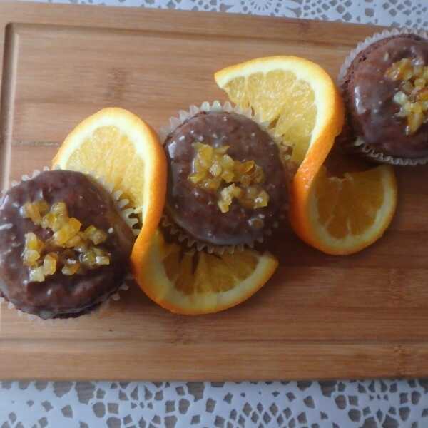 Muffinki kakaowo-piernikowe z białą czekoladą i skórką pomarańczową