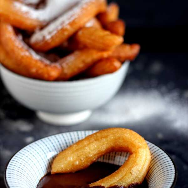 Churros z sosem czekoladowym