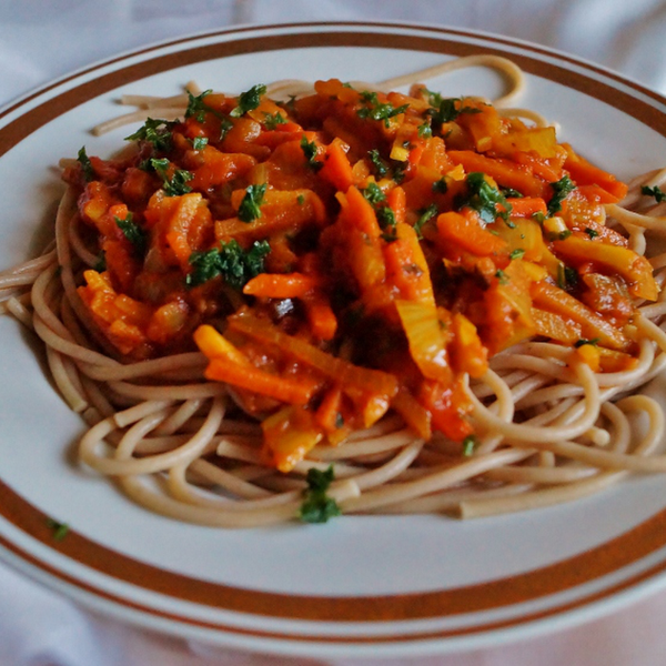 Spaghetti z warzywami w sosie curry