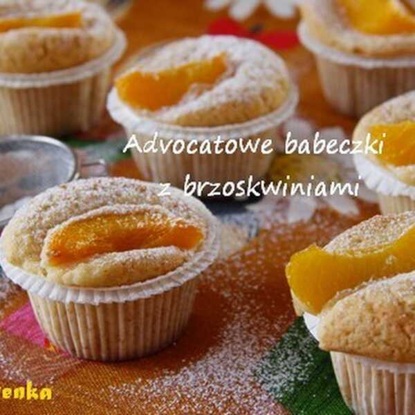 Advocatowe babeczki z brzoskwiniami