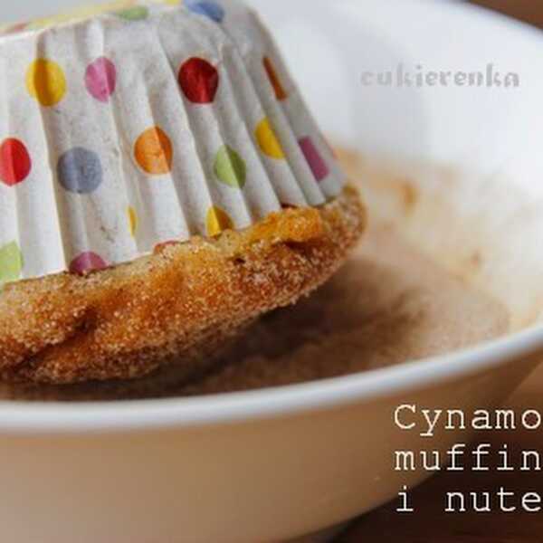 Cynamonowe muffiny nadziewane nutellą z cukrową posypką 
