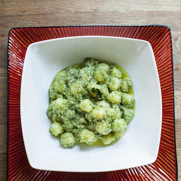 Gnocchi w zielonym kremie z natki i awokado 