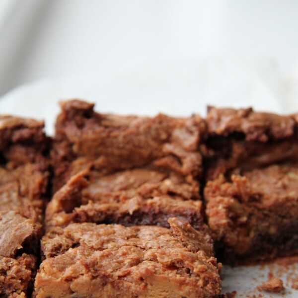 Brownies z masłem orzechowym i białą czekoladą