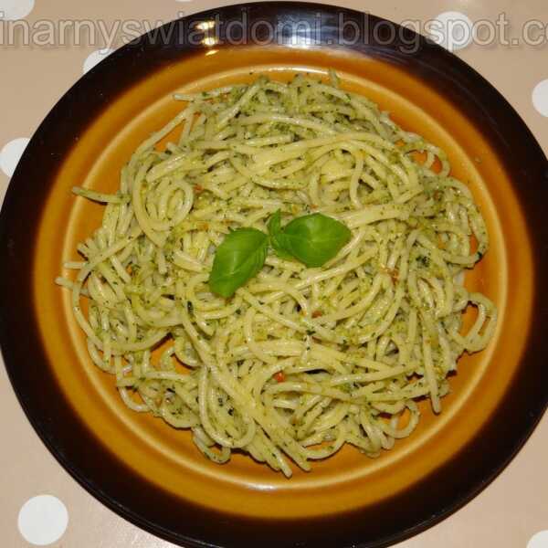 Makaron z domowym pesto