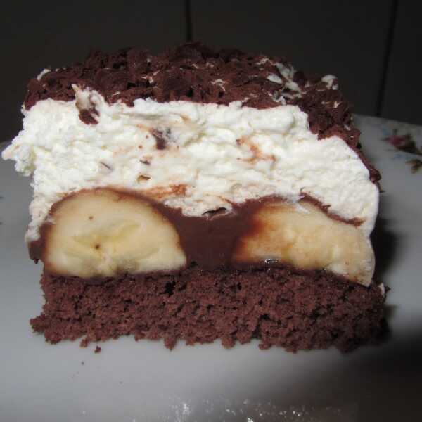 Ciasto z bananami ,czekoladą i bitą śmietaną