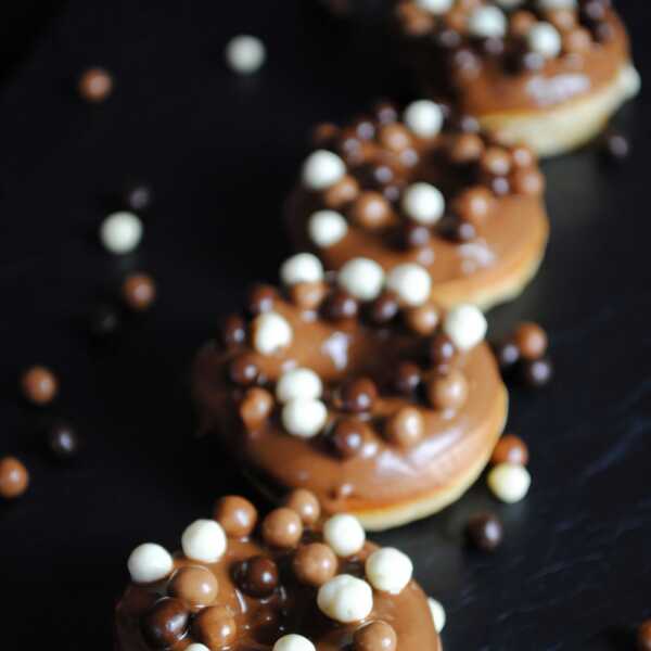 Doughnuts - donuts - żytnie pieczone pączki z dziurką