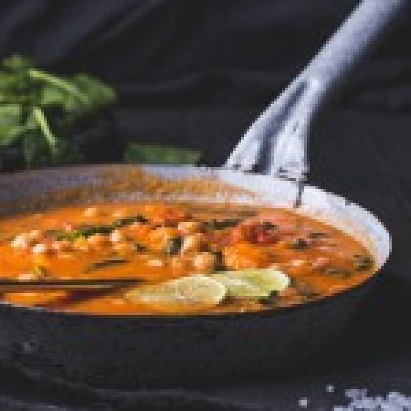 Kokosowe curry z cieciorką, batatami i szpinakiem