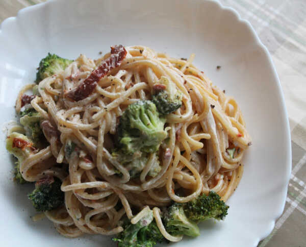 Lekkie spaghetti z twarożkiem i brokułami