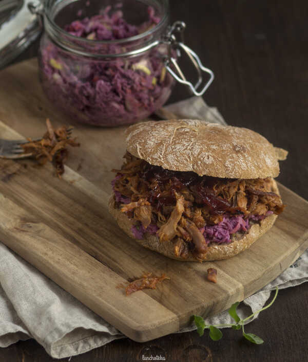 Pulled pork, pełnoziarnista ciabatta i surówka z kapusty, marchewki i pora