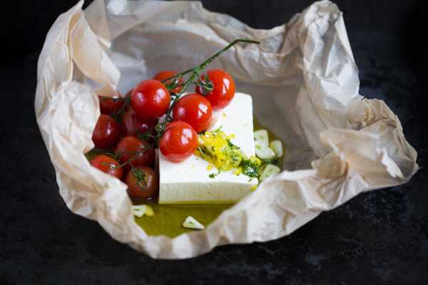 PIECZONA FETA Z POMIDORKAMI KOKTAJLOWYMI