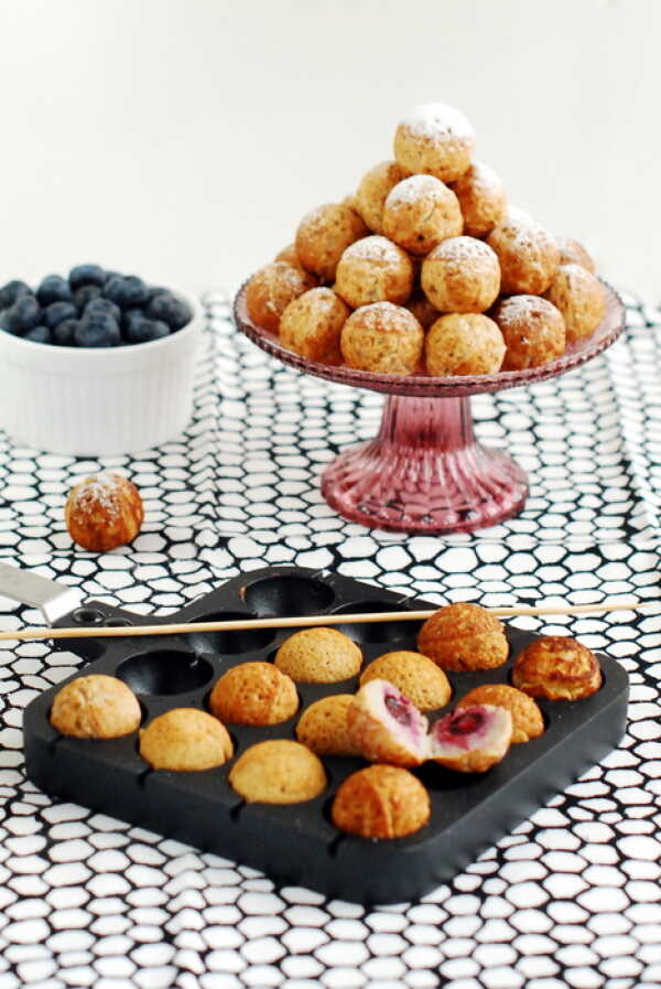 Gryczane „pączki” z patelni, czyli aebleskiver (z borówkami) / Buckwheat aebleskiver with blueberries