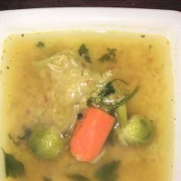 Wegańska zupa z czerwoną soczewicą