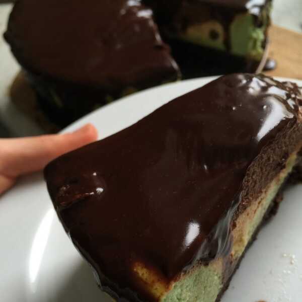 29. Tofurnik (matcha) na spodzie brownie z kaszy gryczanej.