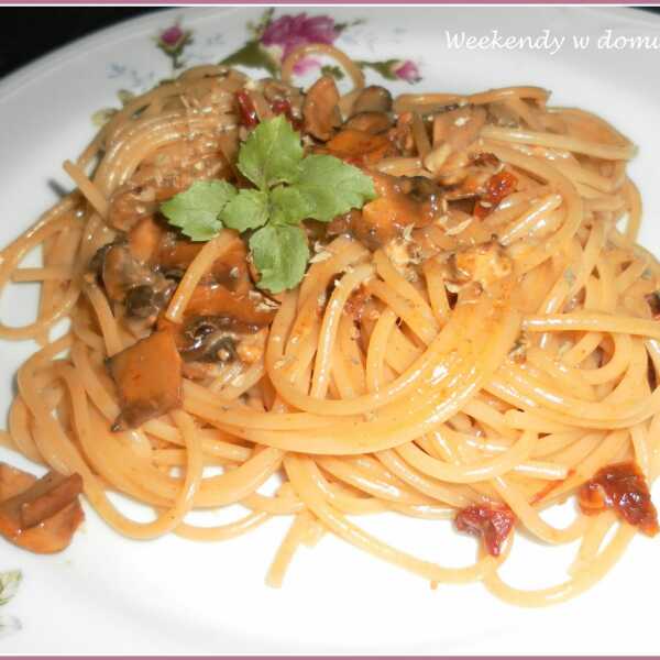Spaghetti z pieczarkami i suszonymi pomidorami oraz 'Motylek'
