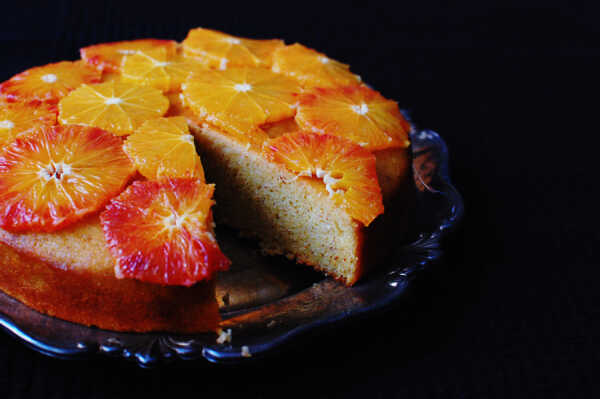 Bezglutenowe ciasto z maki kukurydzianej z czerwonymi pomarańczami