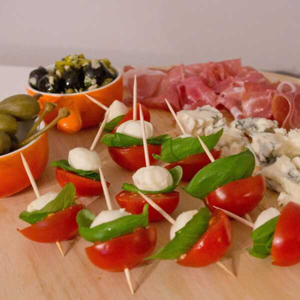 Pomysł na walentynkową kolację - deska włoskich przysmaków - włoskie antipasti 