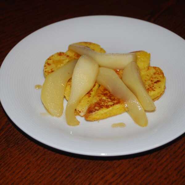Walentynkowe śniadanie: tosty francuskie z karmelizowaną gruszką