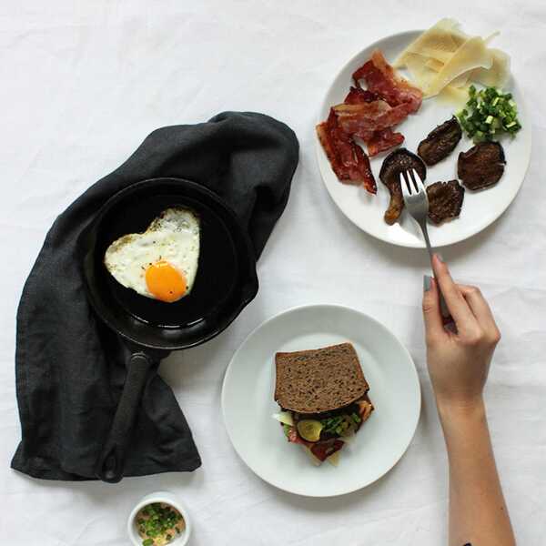 Śniadanie do łóżka #211: Kanapka z karmelizowanymi boczniakami, chrupiącym boczkiem i jajkiem sadzonym