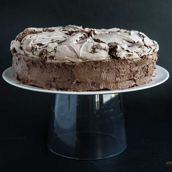 Tort czekoladowo-orzechowy z bezą