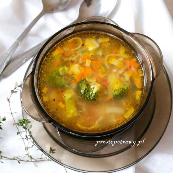 Zimowa zupa jarzynowa ze śweżych warzyw