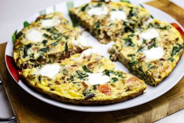 Frittata z boczkiem, jarmużem i mozzarellą