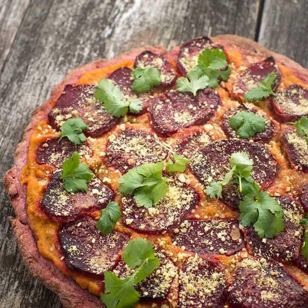 Wegańska pełnoziarnista pizza orkiszowa z burakiem i musem dyniowym
