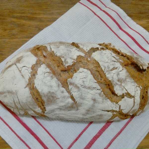 Chleb pszenno - żytni na zakwasie z twarogiem i śmietaną