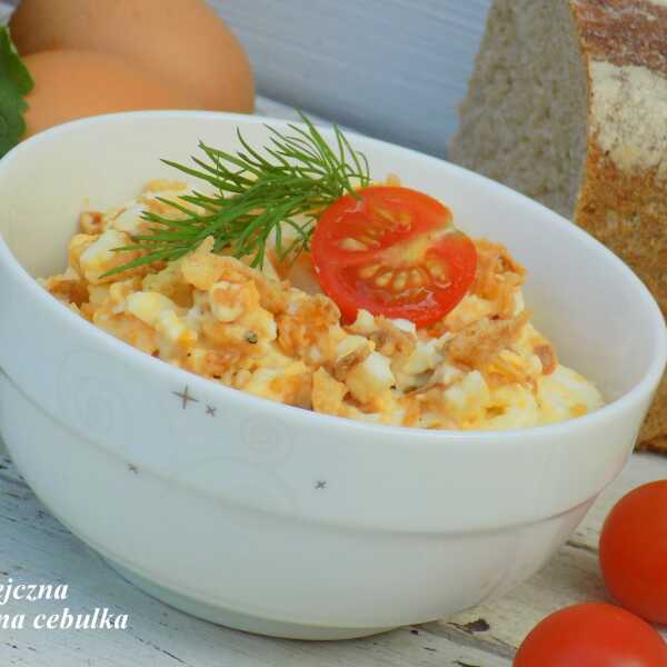 Pasta jajeczna z prażoną cebulką 