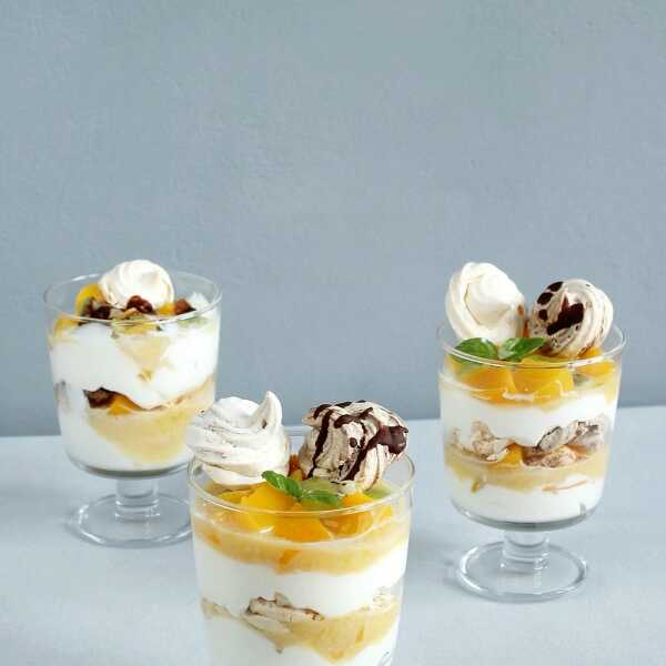 Brzoskwioniowe Eton mess z lemon curd 