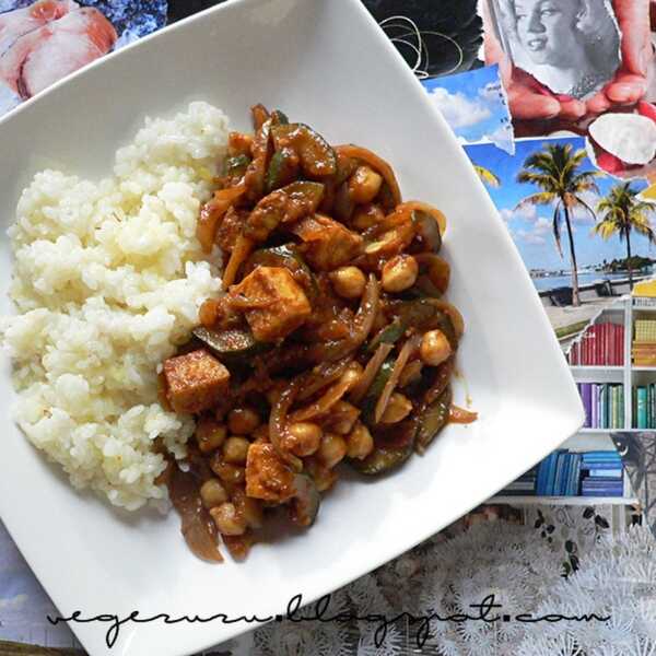 Curry z tofu i ciecierzycy z szafranowym ryżem.