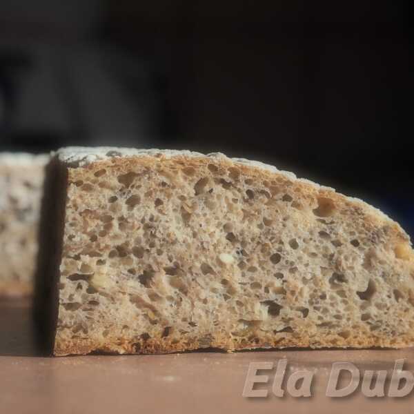 Niemiecki chleb orkiszowo-żytni z ziarnami