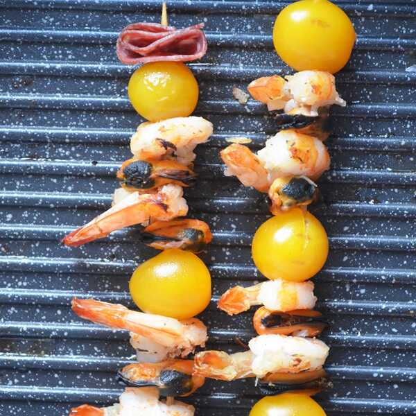 Makaron z owocami morza i chorizo podany z grillowanymi krewetkami