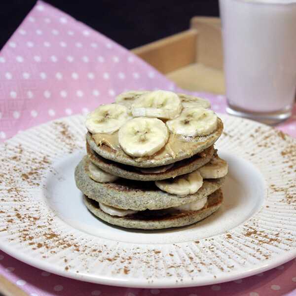 Żytnie pancakes z bananami i masłem orzechowym