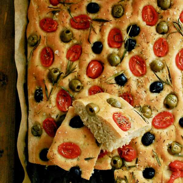 Focaccia z oliwkami i rozmarynem