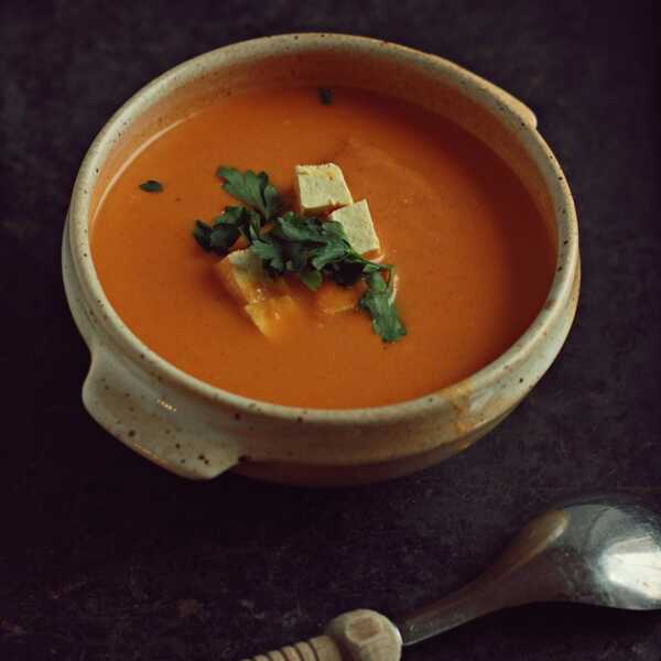 Pikantna zupa pomidorowa z mlekiem kokosowym i wędzonym tofu