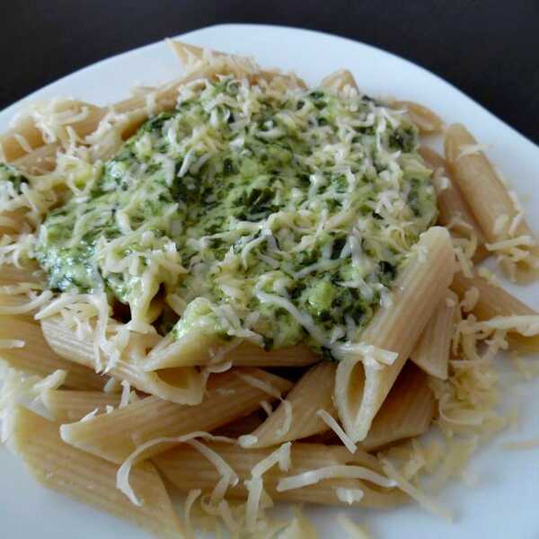 Penne pełnoziarniste z pesto szpinakowym