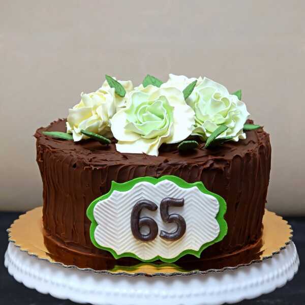 Tort czekoladowy z wiśniami i bitą śmietaną z okazji 65 urodzin