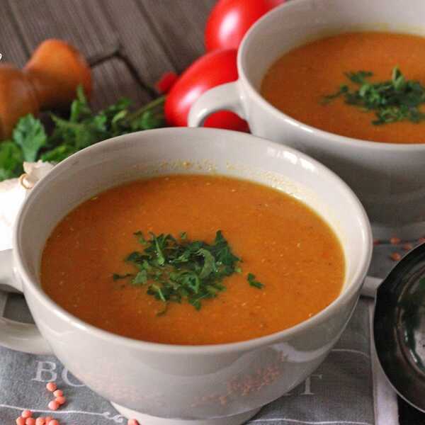 Zupa z czerwonej soczewicy i pomidorów rzymskich