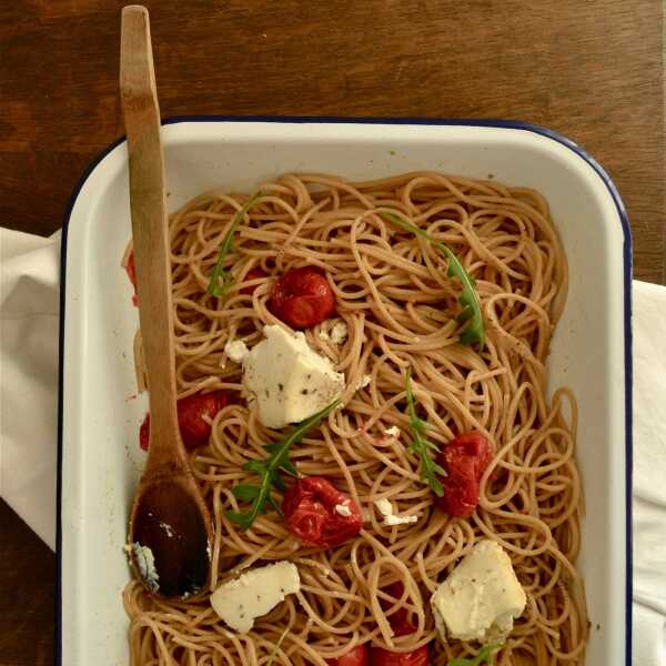 Spaghetti z pieczona ricotta i pomidorkami.