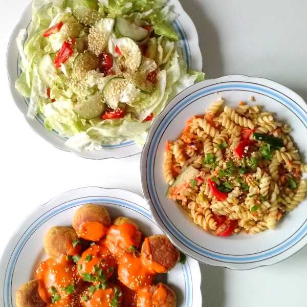 Obiad: azjatycka sałatka na ciepło, kofty z tofu z sosem oraz sałatka z sezamem