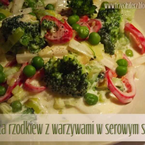 Biała rzodkiew z warzywami w serowym sosie